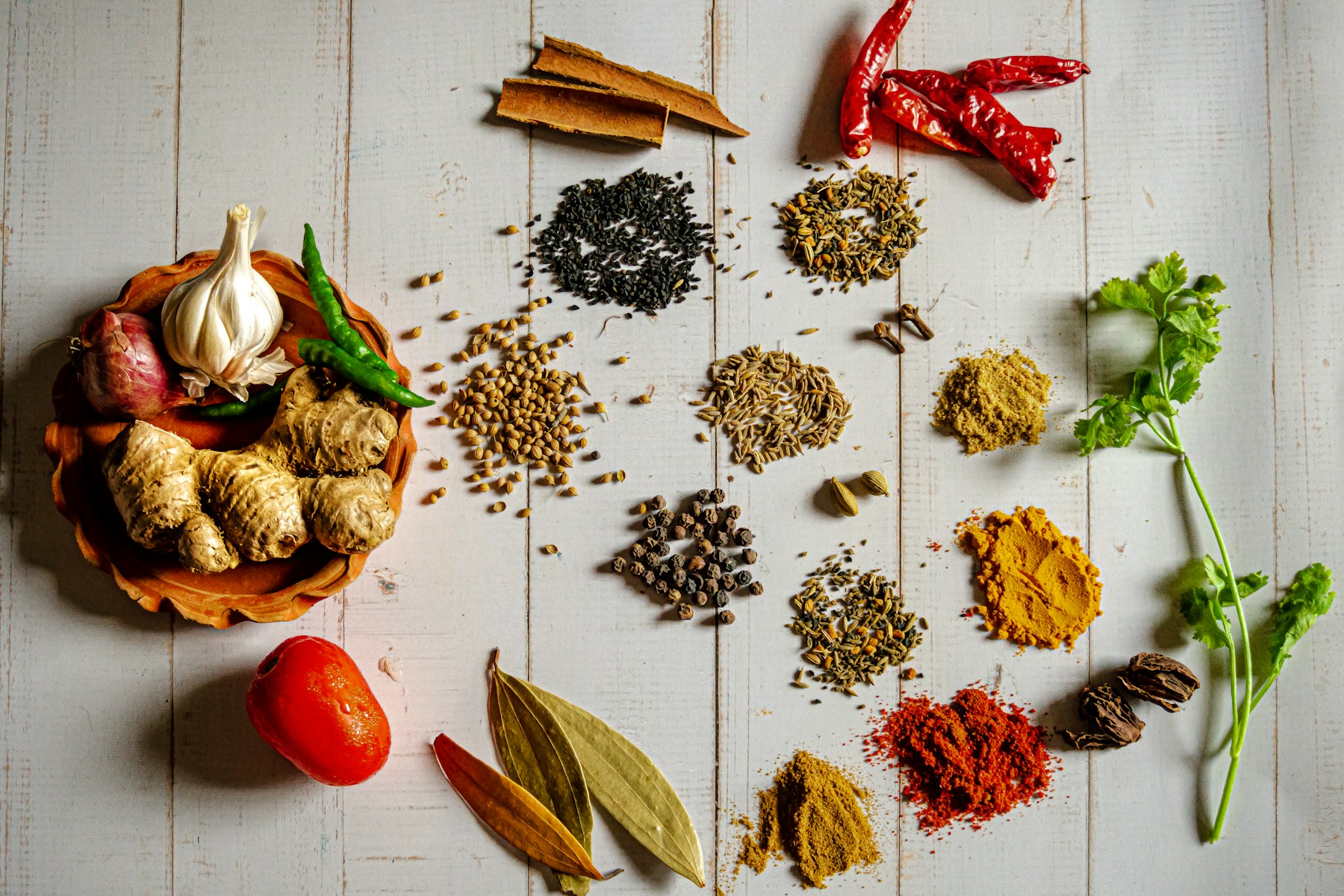 Verschiedene aromatische Gewürze in Schalen